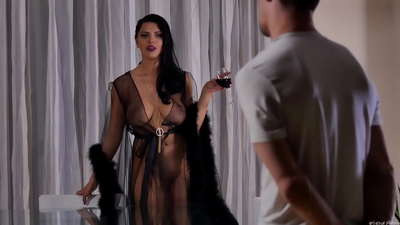 स्लट Kira रानी ने अपने पड़ोसी को चाय के लिए आमंत्रित किया और उसे खाने की मेज पर गड़बड़ कर दिया